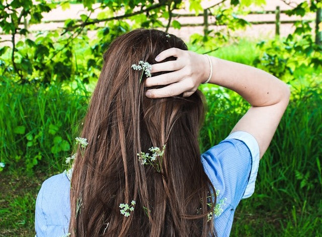 Ditch the Flakes, Keep the Hair: A Natural Dandruff Solution